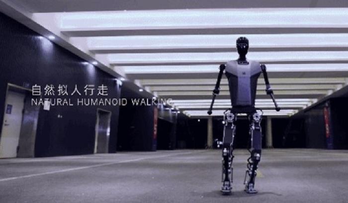В Китае создали электрического робота, который ходит и бегает как человек - фото