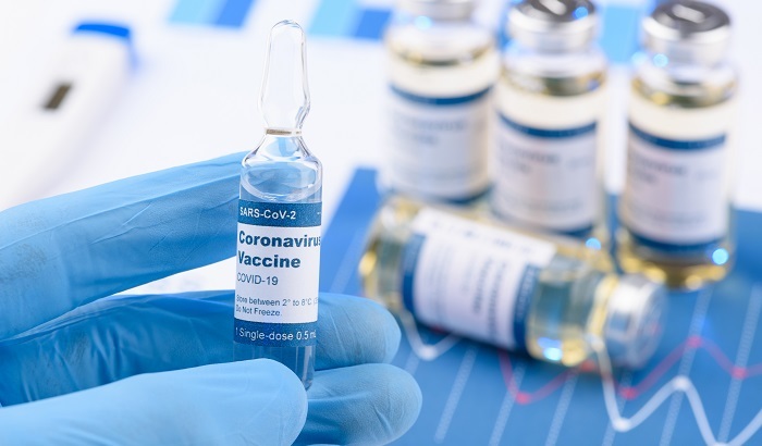 В Европе запретили использовать вакцину AstraZeneca - фото
