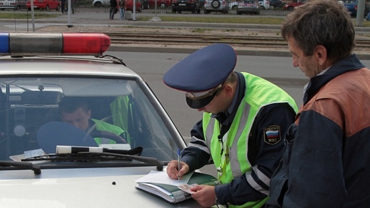 В России у водителей будут забирать права за три нарушения ПДД - фото