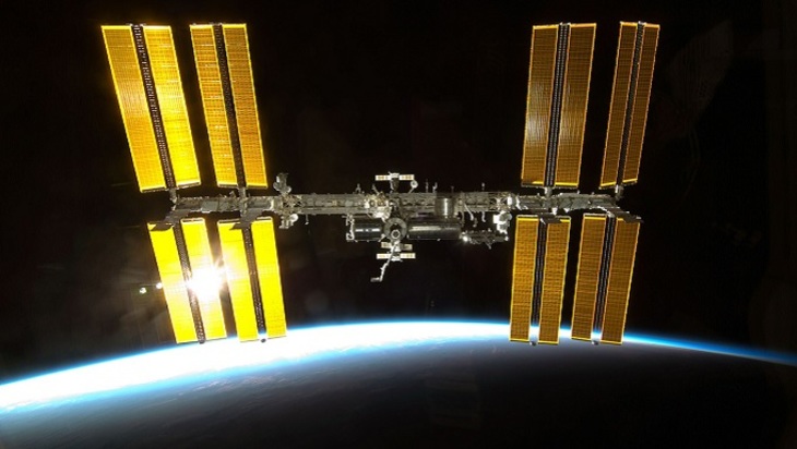 К космической станции  приблизился «головастик» - фото