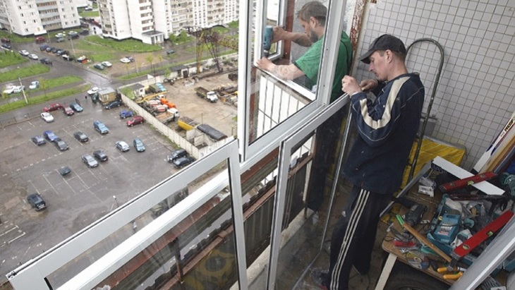 Стеклить балкон заставят по стандарту - фото