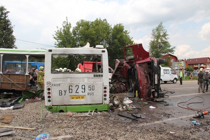 КамАЗ протаранил автобус в Новой Москве: 18 погибших - фото