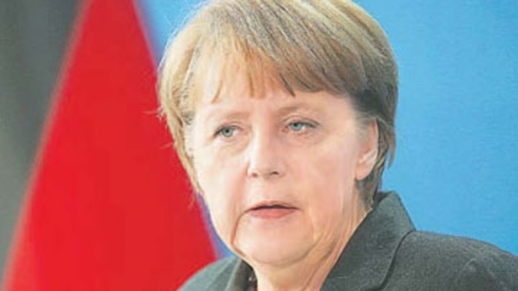 Осуждая нацизм, Меркель поддерживает украинских националистов - фото