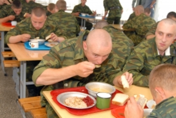 Солдаты взбунтовались против обедов с плесенью, червями и куриным пометом - фото