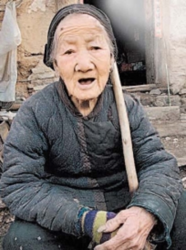 Китайцев заставили навещать пожилых родственников под страхом тюрьмы - фото