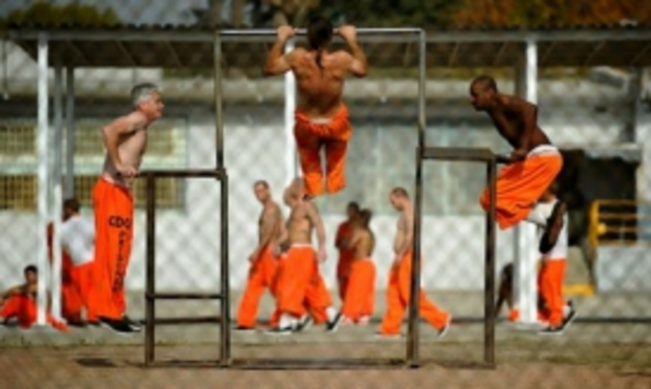 В Калифорнии 30 тысяч заключенных объявили голодовку - фото