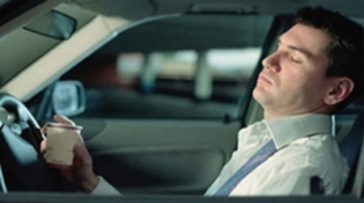 Мужчины часто засыпают за рулем - фото