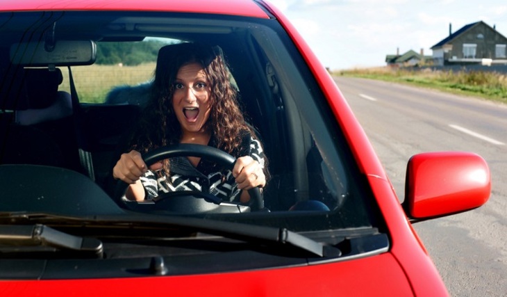 Женщина за рулем: В агрессии виноват первобытный инстинкт