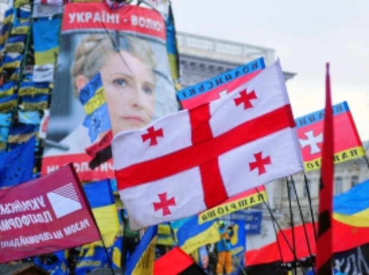 В Киеве продолжается противостояние оппозиции и власти - фото