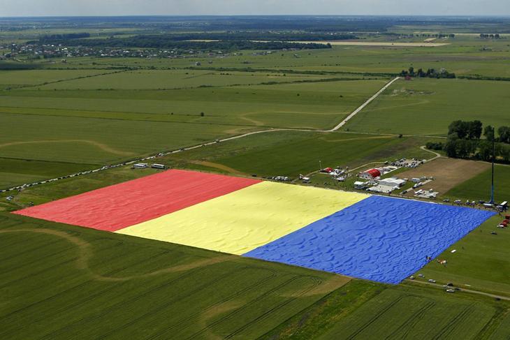 Румыния сшила самый большой флаг в мире - фото