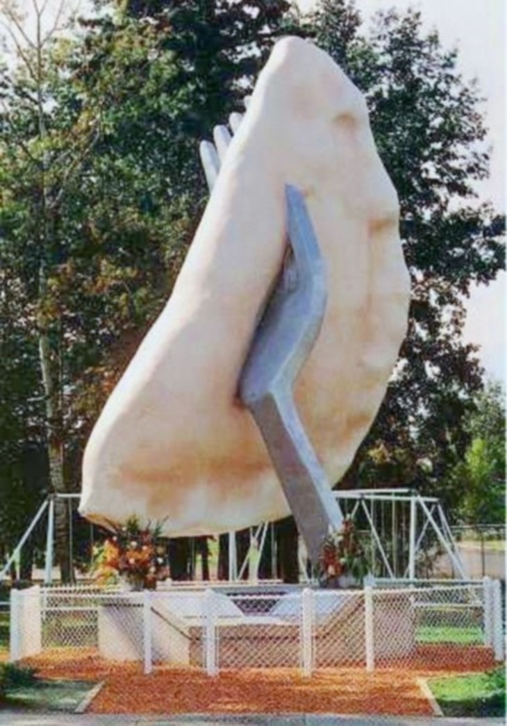 Памятник галушке в Глендоне, Канада - фото