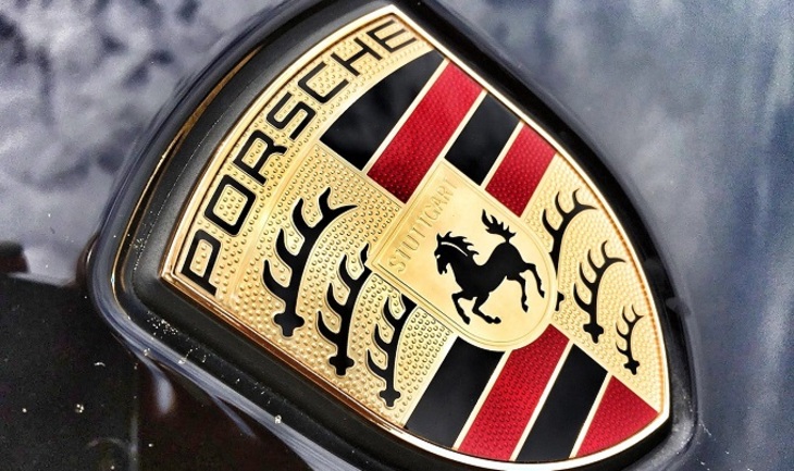 В Швейцарии запретили Porsche Cayenne - фото