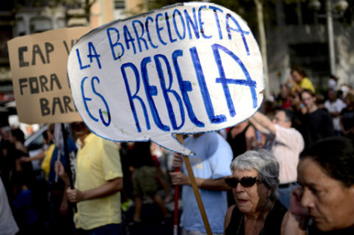 Барселона протестует против «пьяного туризма» - фото