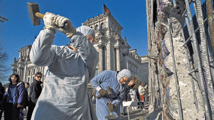 Крушение Берлинской стены - фото
