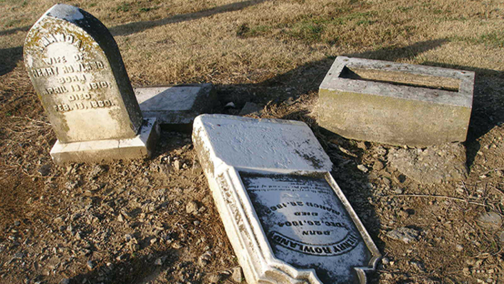 Во Франции неизвестные осквернили более сотни еврейских могил - фото