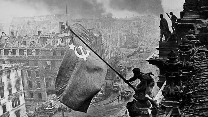 Знамя над Рейхстагом «водрузили» в Москве - фото