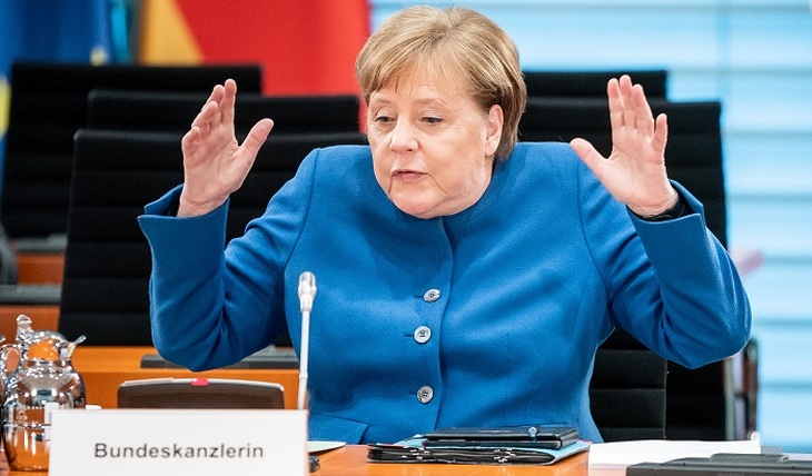 Меркель на «скамье подсудимых» - фото