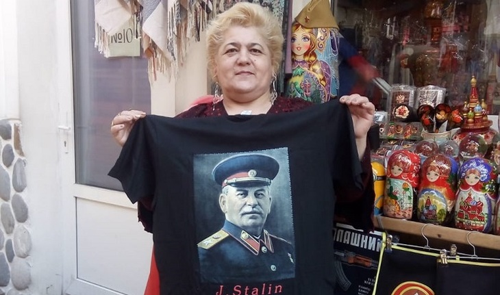 Правнучка Сталина идет в суд - фото