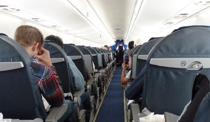 Авиакомпаниям рекомендовали высаживать пассажиров при духоте на борту - фото