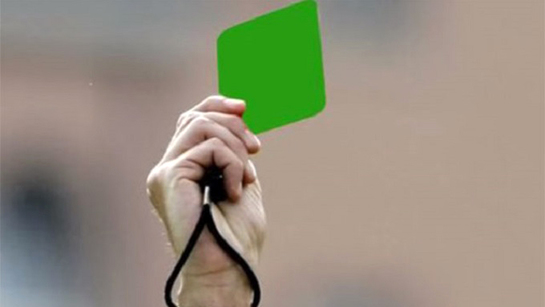 В футболе ввели зеленые карточки