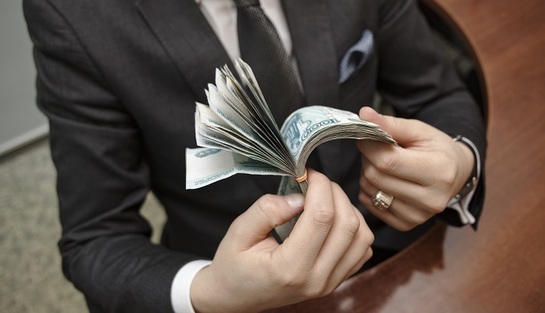 Почти 45% работающих россиян получают зарплату «в конвертах»