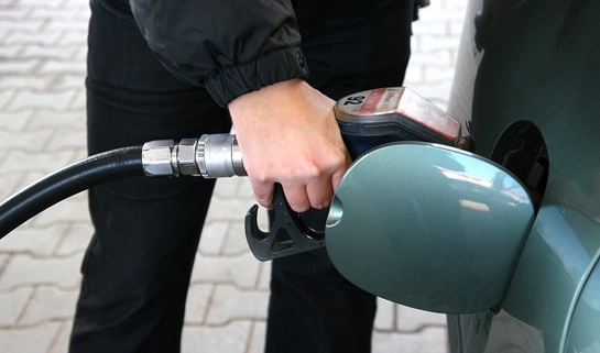 Сколько бензина можно купить на зарплату?