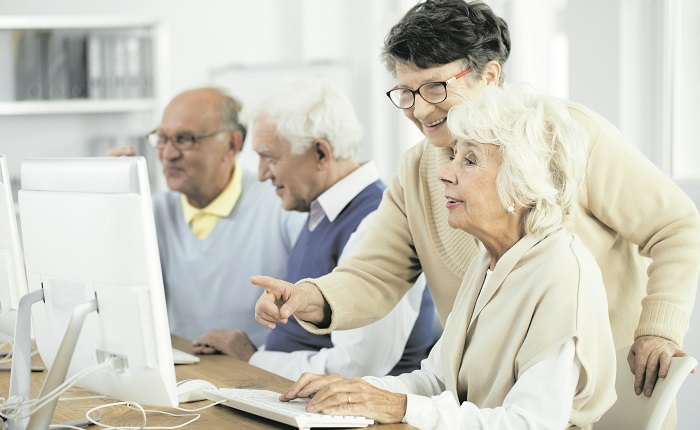 Счастливые пенсионеры возле компьютера