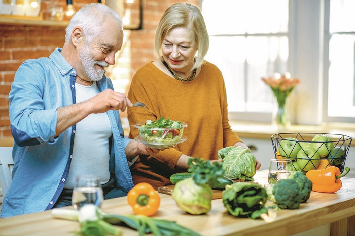 Пенсионеры едят здоровую пищу