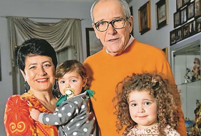 Эммануил Виторган с женой и двумя дочерьми