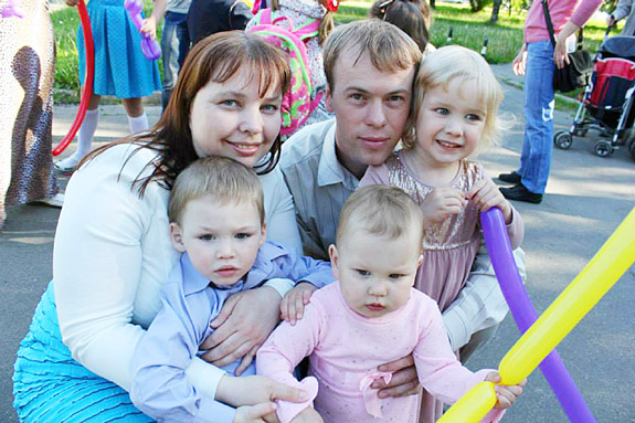 Супруги Юлия и Александр и их приемные дети