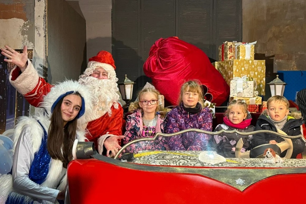 Хотите попасть в самое сердце новогоднего волшебства? Добро пожаловать на «Фабрику Деда Мороза»!