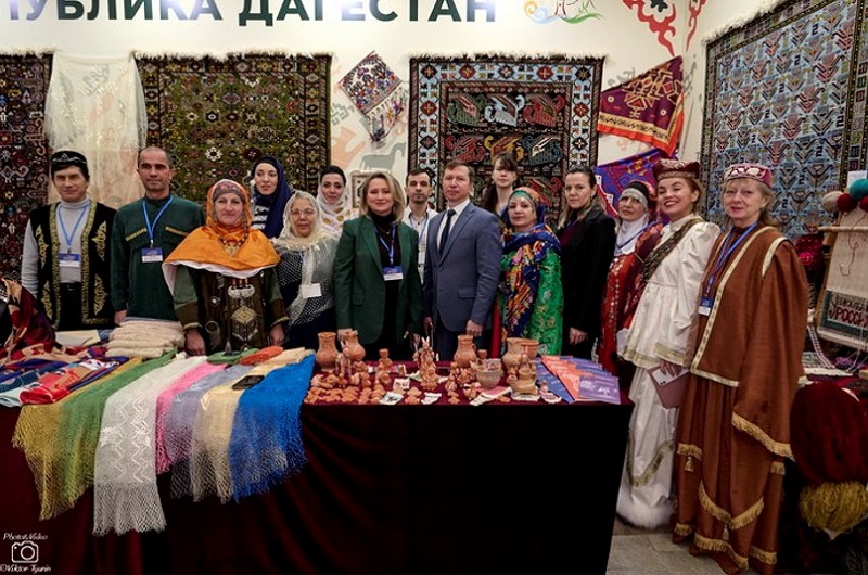 Парад Дедов Морозов, Мария Захарова, современные художники и ювелиры: выставка-форум «Уникальная Россия» торжественно открылась в «Гостином дворе»