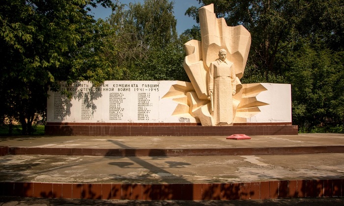 Памятник героям Великой Отечественной снесли из-за новостройки - фото