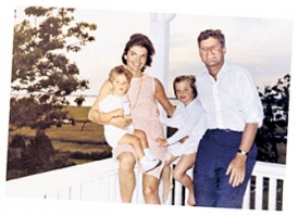 Жаклин Кеннеди с мужем Джоном Кеннеди и детьми