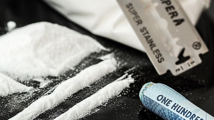 Наркоманка попросила полисменов оценить качество кокаина - фото