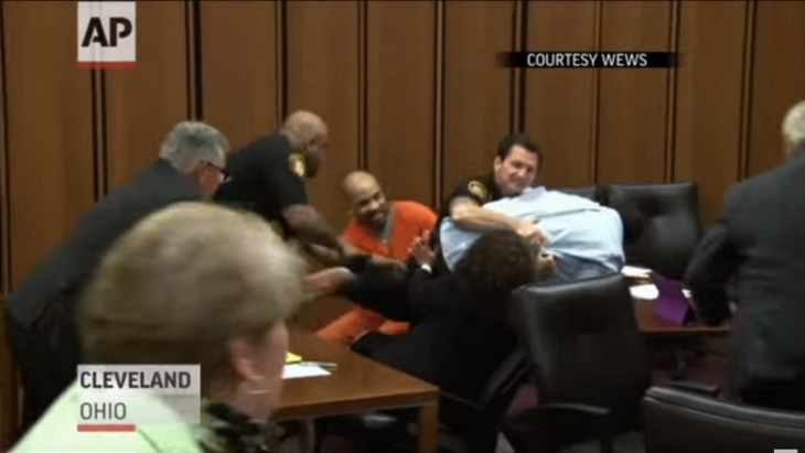 Американец напал на серийного убийцу прямо в суде - фото