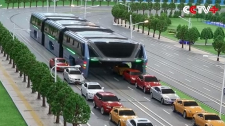 В Китае вскоре запустят парящий над заторами огромный трамвай - фото