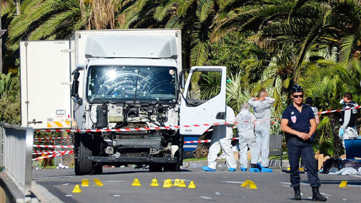 Французам советуют привыкать к террору - фото