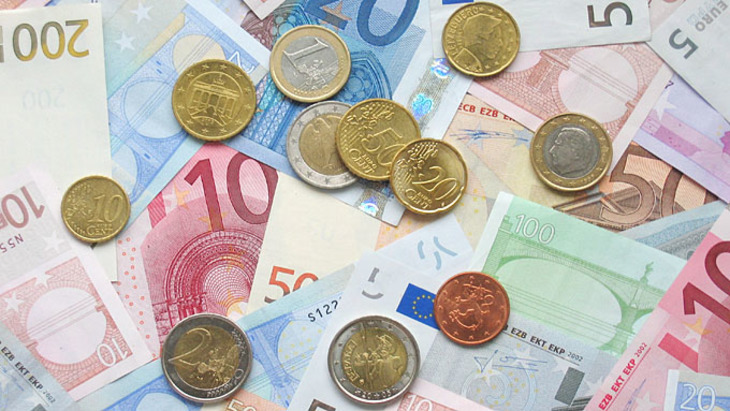 Пора менять евро на рубли? - фото