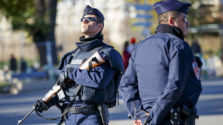 Французская полиция устала - фото