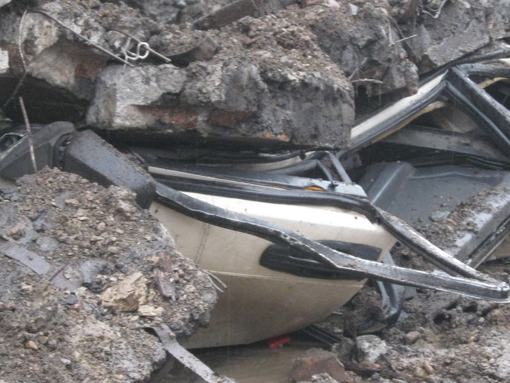 Многотонная стена рухнула на автомобиль в Красноярске: двое погибли - фото