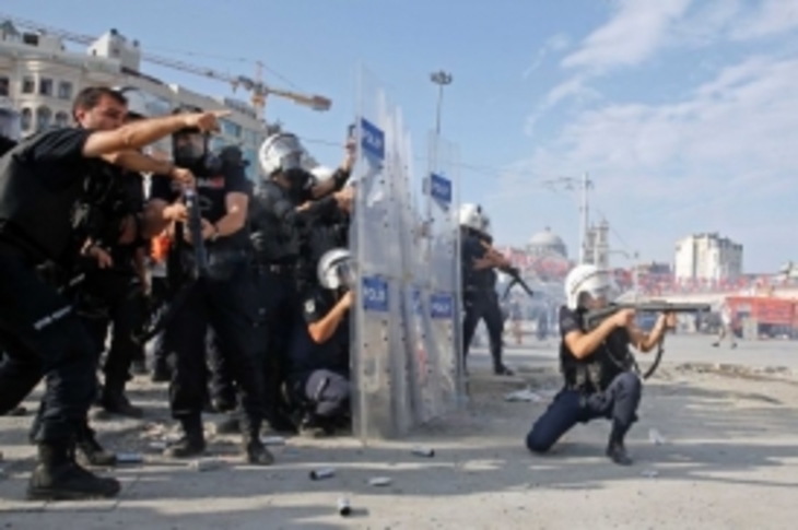 В Стамбуле опять начались ожесточенные стычки с полицией - фото