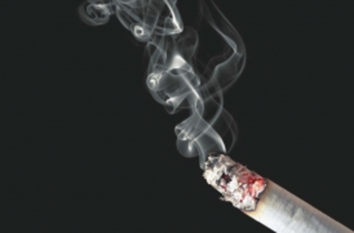 С 1 июня в России вводится запрет на курение  в общественных местах - фото