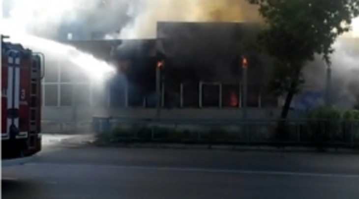 Пермь: пожар в магазине пиротехники (видео) - фото