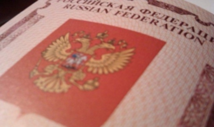 Задолжавшим не более 10 тысяч рублей россиянам разрешат выезжать за границу - фото