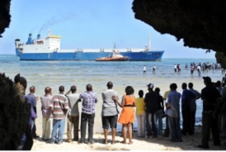 Пираты продолжают нападения в водах Африки - фото