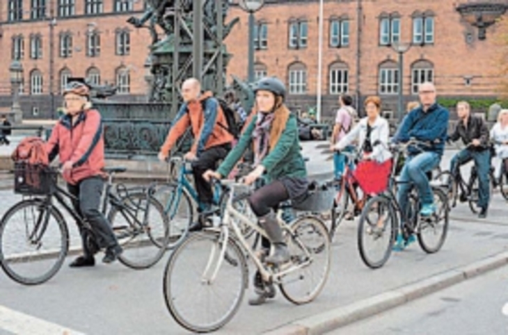 В Европе велосипеды популярнее автомобилей - фото
