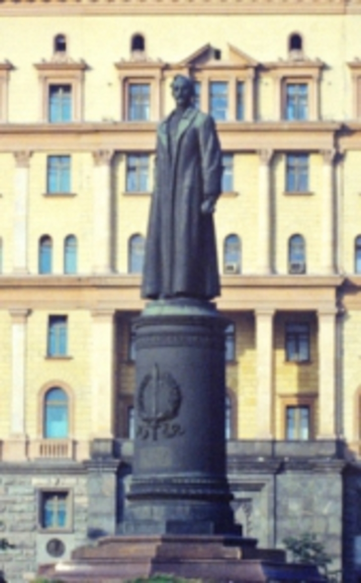 Памятник Феликсу Дзержинскому могут вернуть на Лубянку - фото
