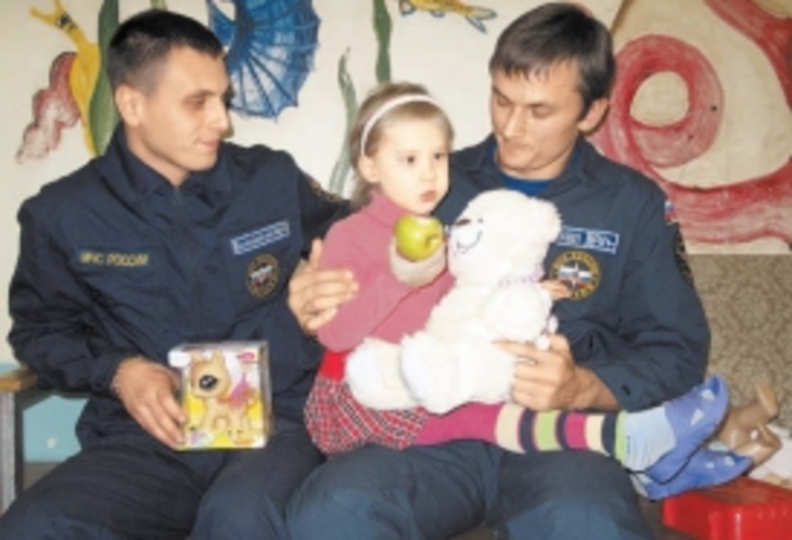 В Москве сотрудники МЧС чудом спасли 4-летнюю девочку - фото