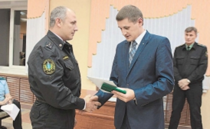 В Алтайском крае приставы на руках доставили депутата в суд - фото